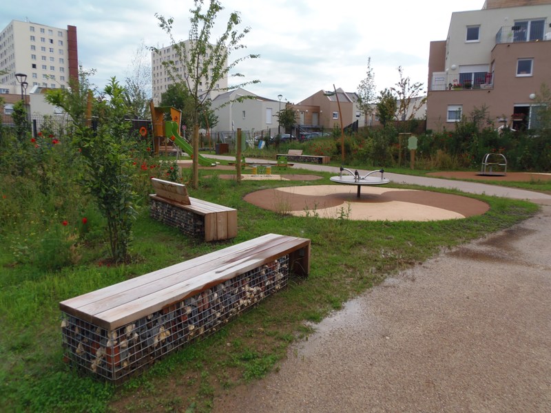 Banc, aire de jeux