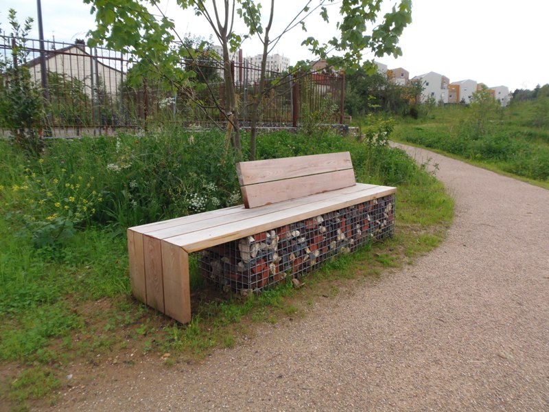 Banc sur gabion avec dossier