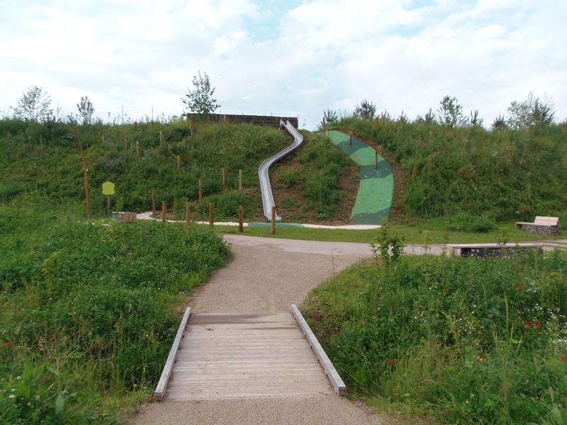 ponton, toboggan, mur d'escalade